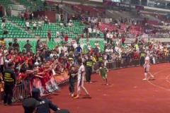 豪哥的影響力！足協(xié)杯賽后，韋世豪為熱情的主隊(duì)廣西球迷逐一簽名