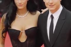 迪巴拉與妻子走紅毯，小魔仙比他老婆還靚