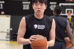 楊瀚森湖人試訓(xùn)集錦來(lái)了！選秀專家：內(nèi)外線都展現(xiàn)出了真正的技術(shù)