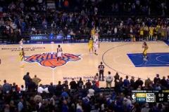 又被你裝到了！哈利伯頓剩0.2秒直接將球傳給唐斯，然后慶祝！