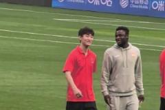 場上爭鋒相對，場下談笑風(fēng)生，看來韋世豪和阿齊茲感情非常不錯！