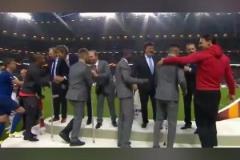 拐杖聯(lián)上臺領(lǐng)獎！17年曼聯(lián)歐聯(lián)奪冠，穆帥帶領(lǐng)曼聯(lián)勇奪小三冠！