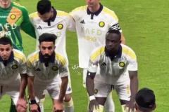 經(jīng)典踮高高C羅身穿利雅得勝利新球衣賽前合照時(shí)踮腳