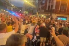 干得漂亮！大量畢巴球迷加入熱刺球迷一起慶祝曼聯(lián)輸球