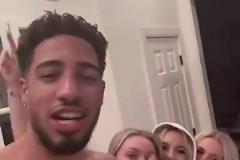 你小子艷福不淺啊！哈利伯頓光著膀子與三位金發(fā)美女同框