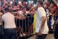 球迷太熱情了！內(nèi)馬爾復(fù)出球迷把圍欄都擠倒了！