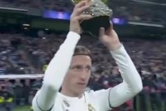 打破梅羅十年壟斷！2018年33歲的莫德里奇在伯納烏展示金球獎！