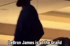 享受休賽期！詹姆斯攜家人現(xiàn)身拉馬爾演唱會(huì)